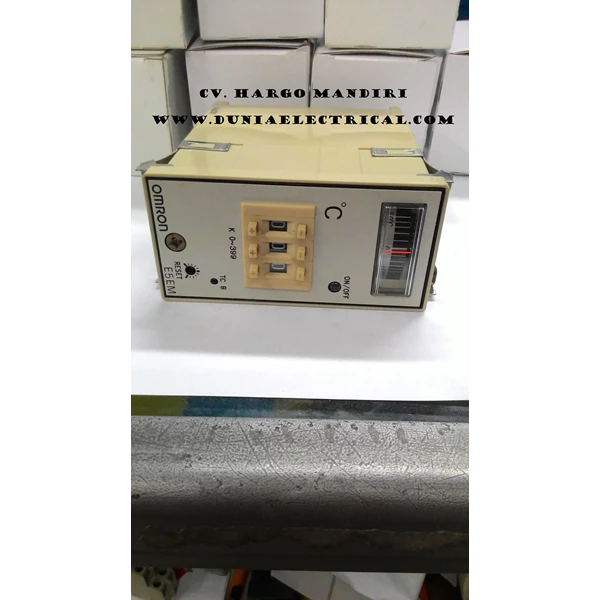 Temperature Controller Omron E5EM-YR4K-30 
